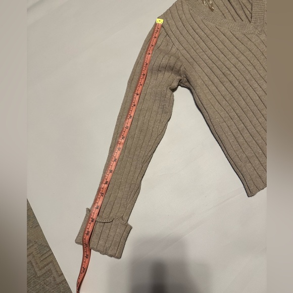 POOF APPAREL SOFT AND STRETCHY WOMEN V-NECK SWEATER SIZE M IN EXCELLENTCONDITION - Picture 8 of 11